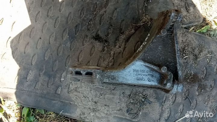 Кронштейн двигателя задний Passat B3 B4
