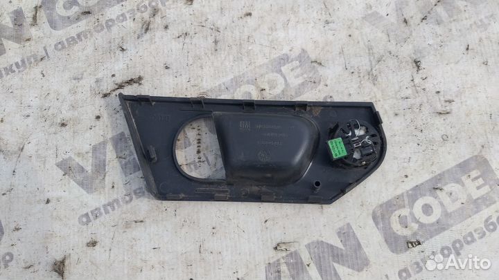 Накладка передней правой ручки Opel Meriva A