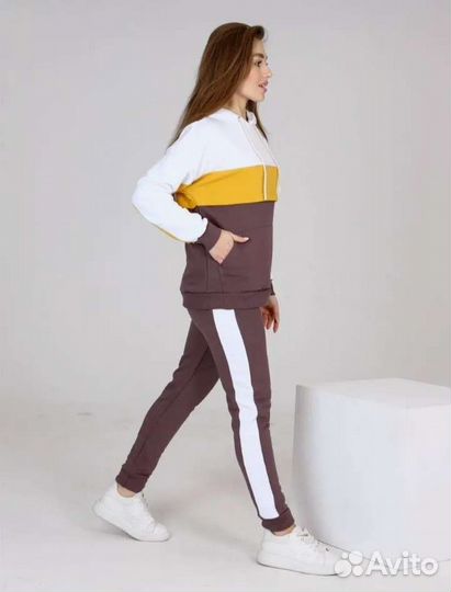 Спортивный женский костюм