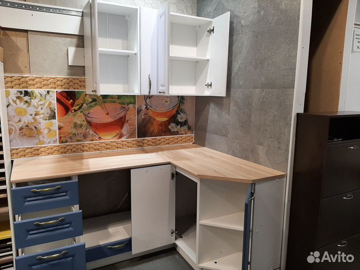 Кухня угловая 1,75*1,35 м синий/белый древесный