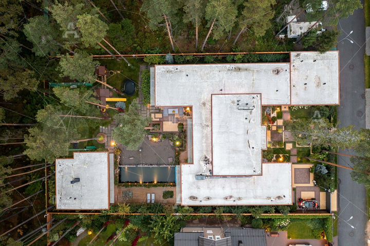 Дом 378 м² на участке 35,7 сот.