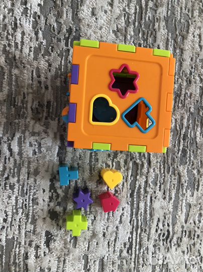 Развивающий кубик сортер