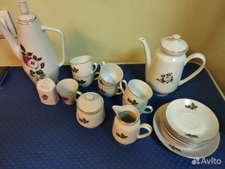 Фарфоровый сервиз и разная посуда