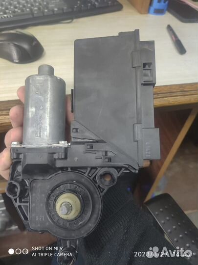 Мотор стеклоподъемника аудм а4 б6.задний левый