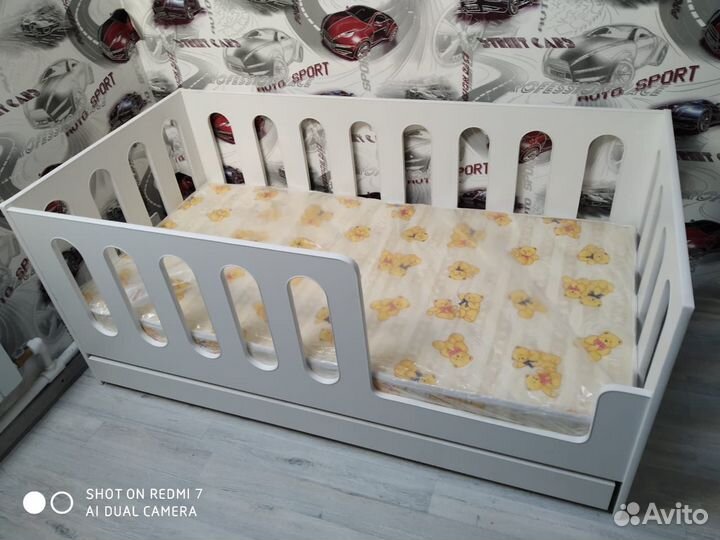 Детская кровать с бортиками Манеж