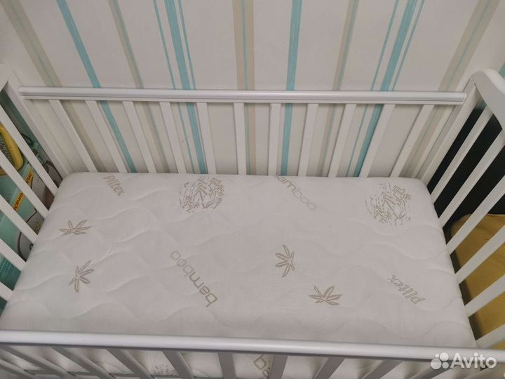Детская кроватка с маятником и ящиком + матрас