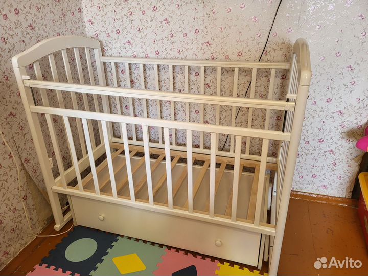 Детская кроватка с маятником белая