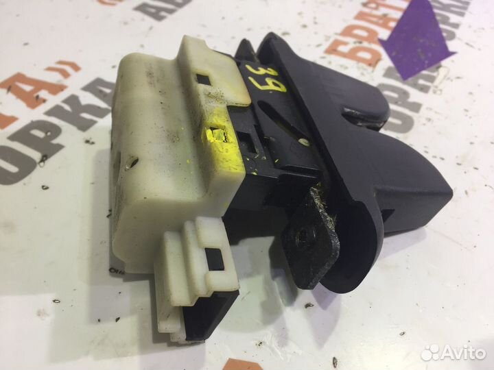 Ниссан Примьера Замок крышки багажника