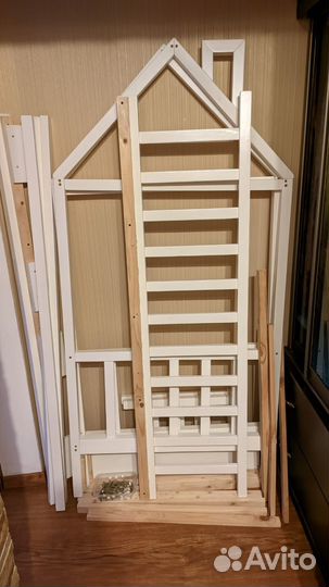 Детская кровать с домиком