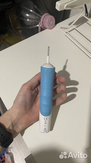 Электрическая зубная щетка oral b