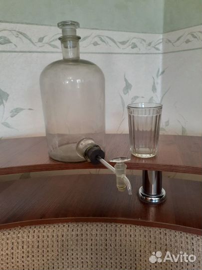 Оригинальная бутыль с горловиной внизу сбоку