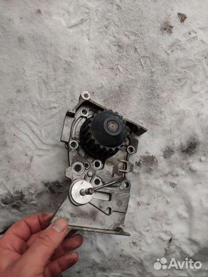 Помпа renault logan 1.6 16 кл