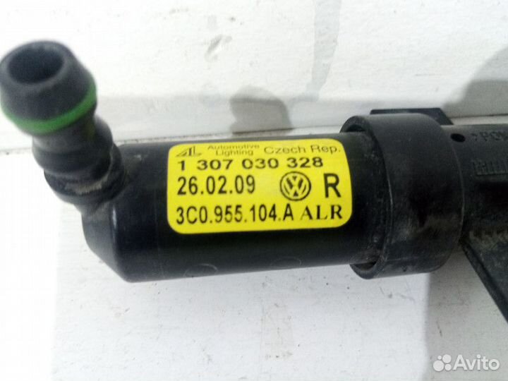 Форсунка омывателя фары правая Volkswagen Passat 6