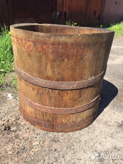 Старинная деревянная бочка и берестяной короб