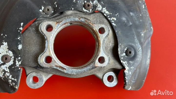 Кулак поворотный передний правый Audi A6 C6 AUK