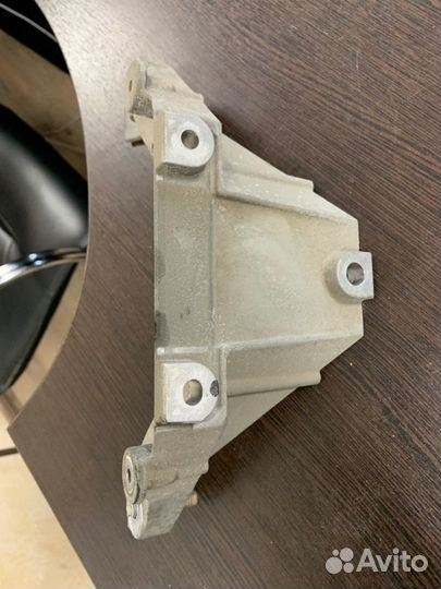 Кронштейн передний Bmw X6M E71 S63B44A 2009