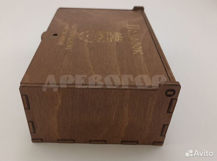 Коробка из дерева с откидной крышкой