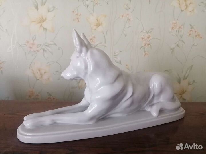 Фарфоровая статуэтка