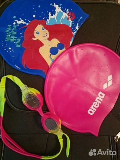 Шапочка для плавания и очки arena