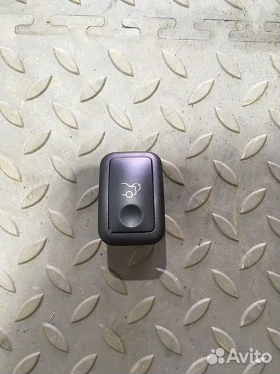 Кнопка открывания багажника