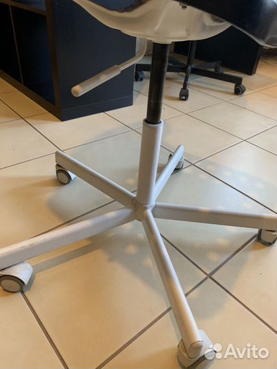 Офисное кресло вращающееся регулируемое по высоте