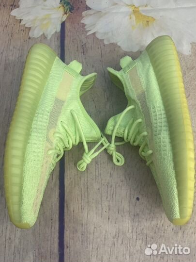 Крутые изики Adidas Yeezy Boost 350 V2 Glow 39