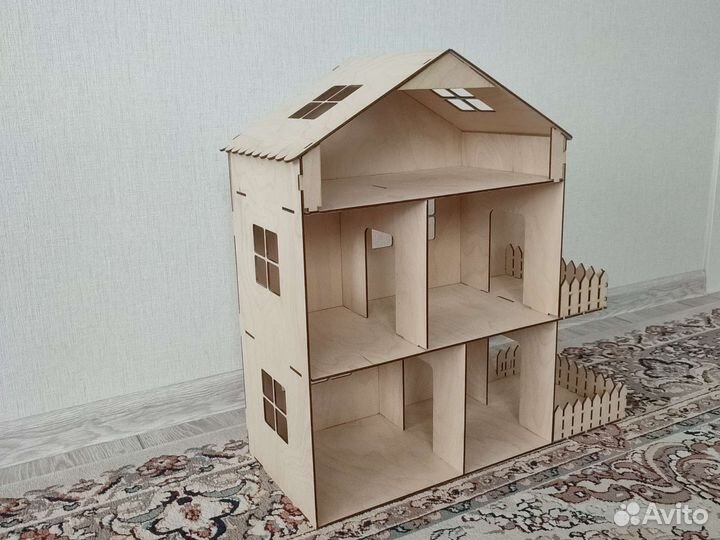 Деревянный кукольный домик