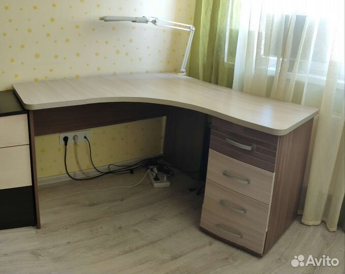 Угловой письменный стол