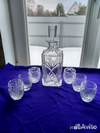 Графины с рюмками и стопками, штоф со стопками