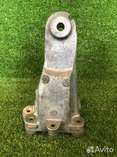 Кронштейн двс А2742233904 Mercedes E W212 M274