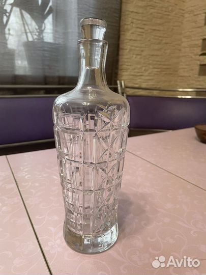 Графин хрустальный и графин и рюмки