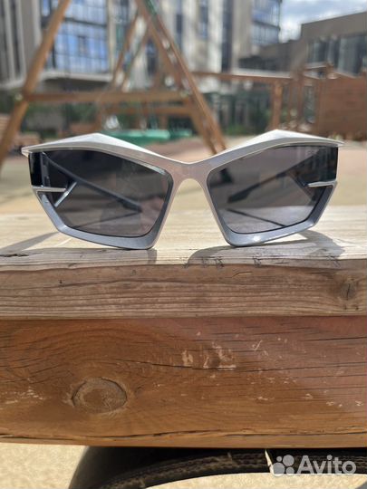 Солнцезащитные очки prada