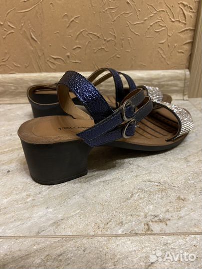 Босоножки со стразами