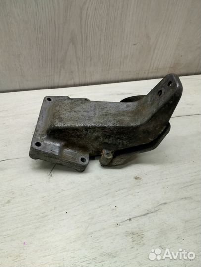 Кронштейн двигателя правый Volvo 960 Вольво 960
