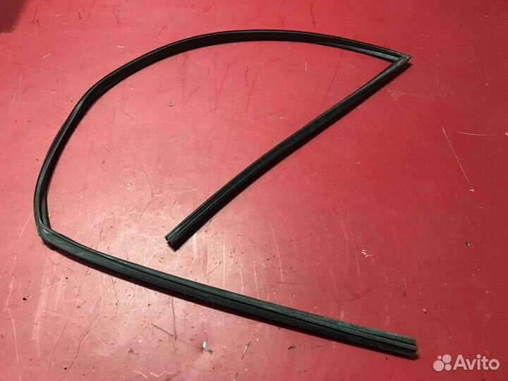 Уплотнитель стекла двери передний левый Mazda 6 GG