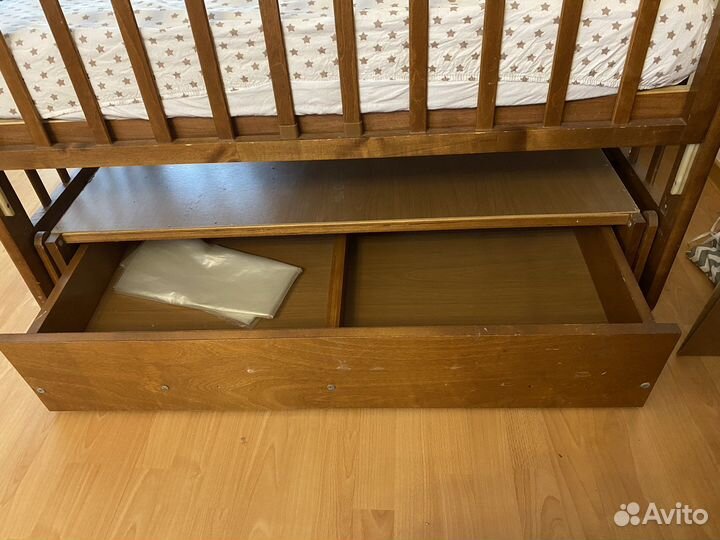 Детская кроватка с маятником