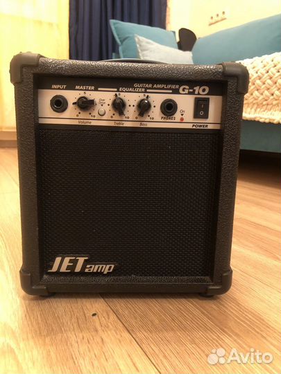 Комбоусилитель и электрогитра