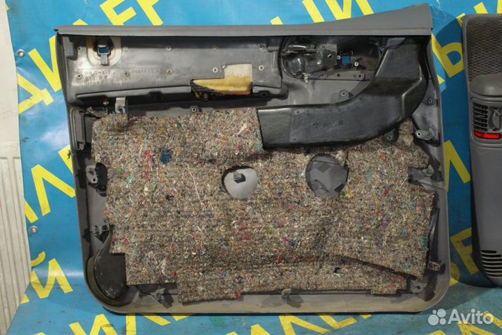 Обшивка дверей Dodge Caravan 3