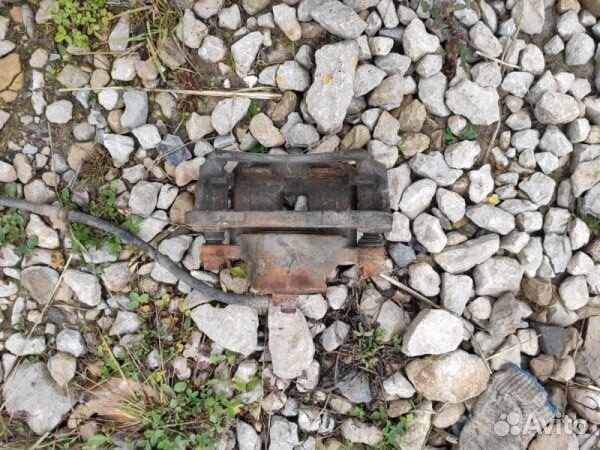 Тормозной суппорт передний левый Mitsubishi Legnum