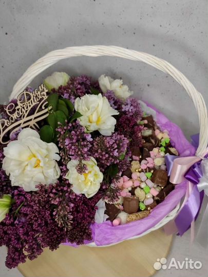 Подарочная корзина с цветами и конфетами