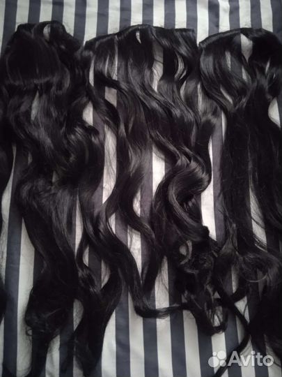 Пряди волос на заколках