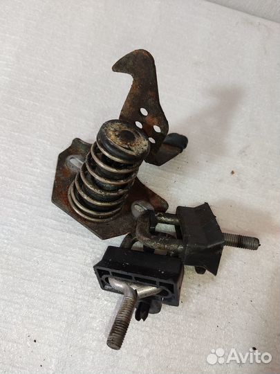 Крюк капота bmw 5 e60