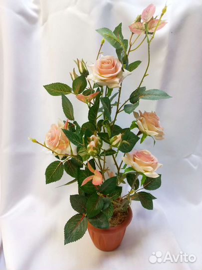 Искусственные цветы в горшках