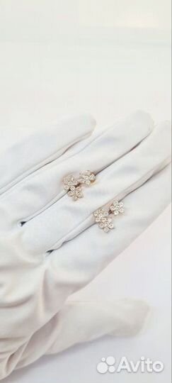 Золотые серьги с камнем