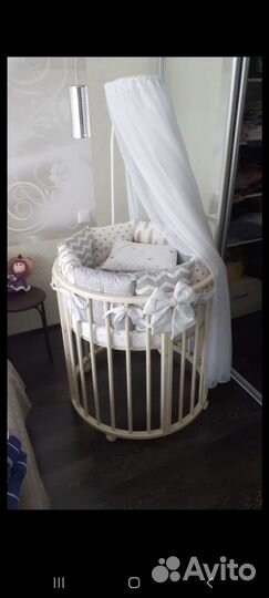 Детская кроватка с маятником