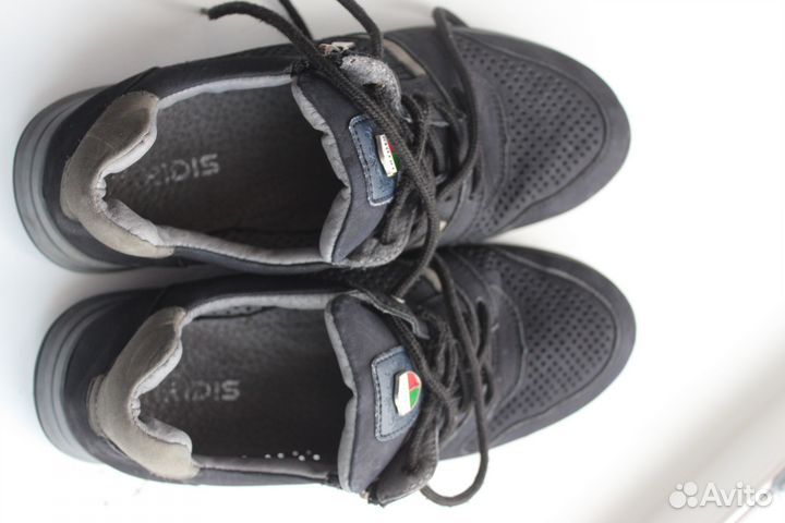 Кроссовки школьные