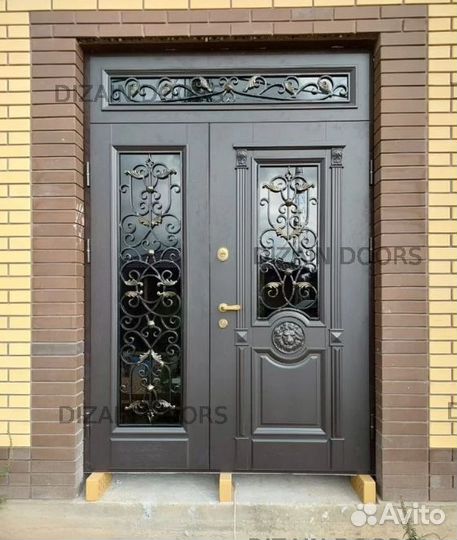 Широкая входная дверь в частный дом