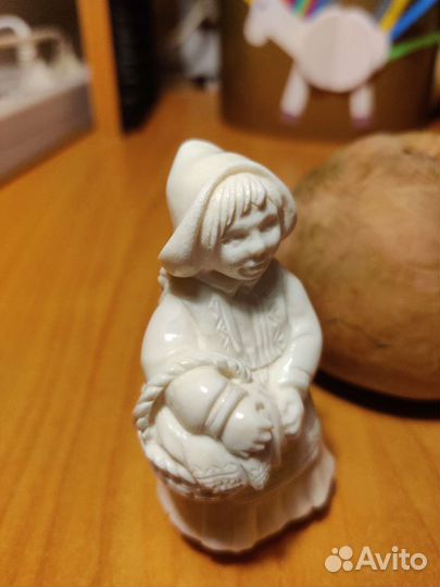 Костяная фигурка Красная шапочка