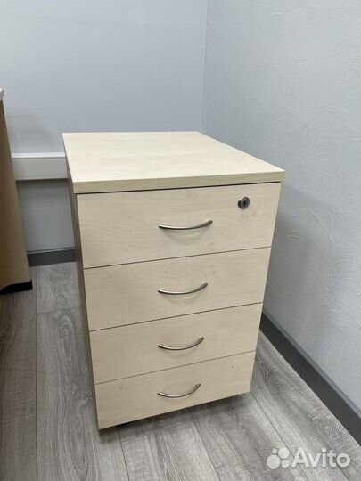 Офисный стол светлый