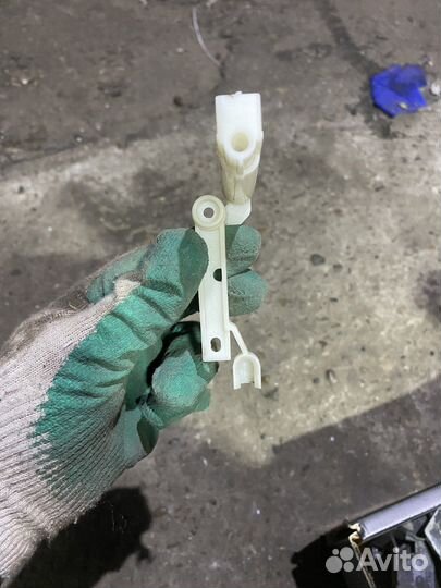 Лапка на отражатель фары для Апти carisma